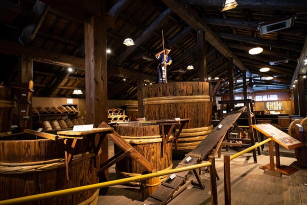 実際に酒造りに使われていた巨大な木樽などを保存した白鶴酒造資料館