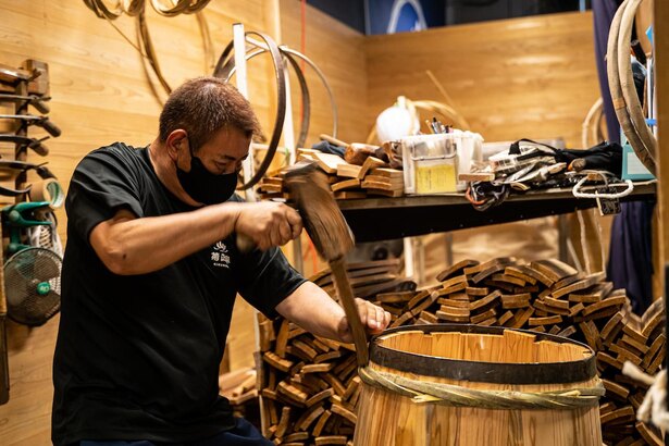 菊正宗酒造の樽は樹齢100年余の吉野杉のみで作られている
